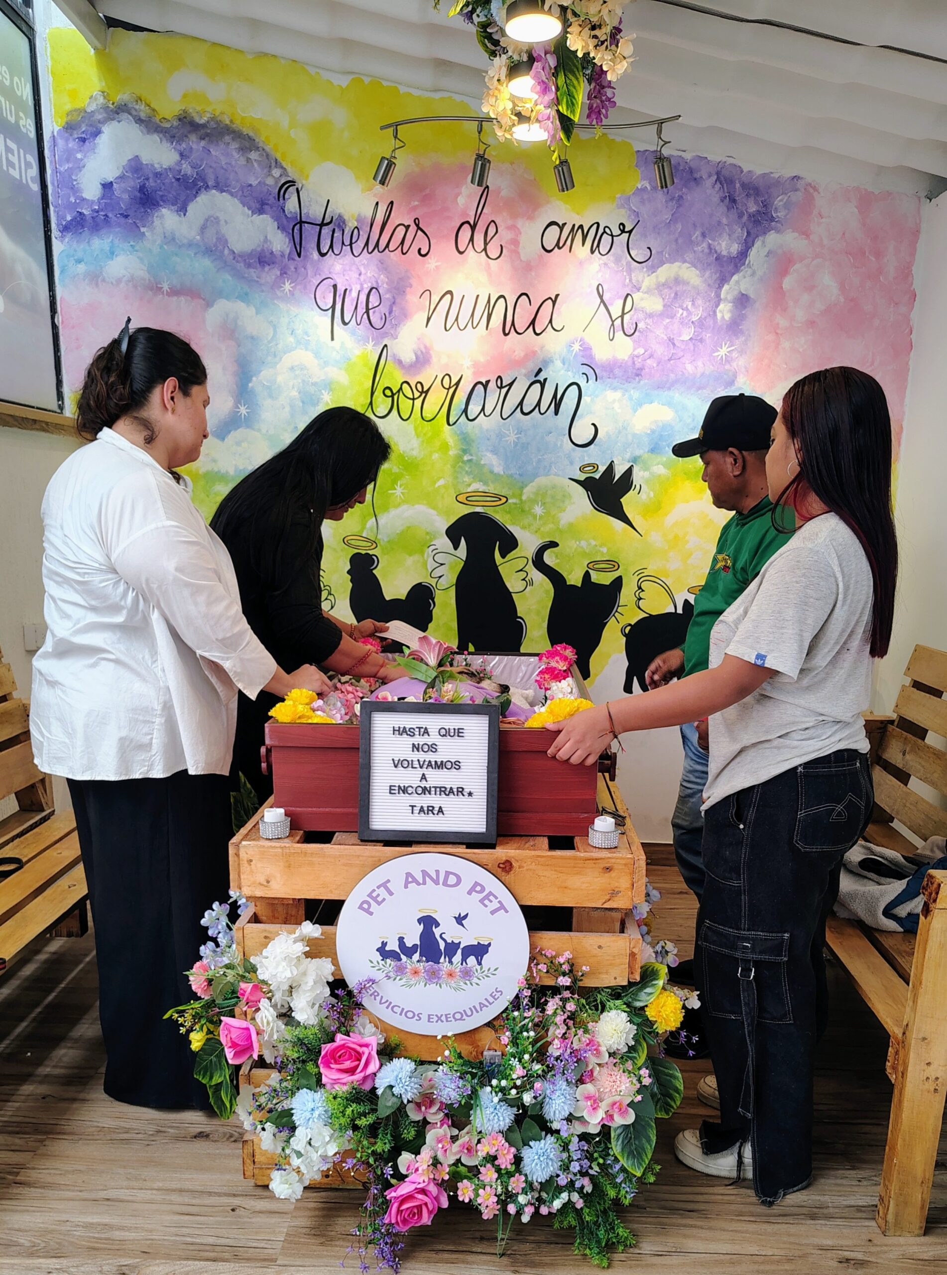 Familia despidiéndose de su compañero de vida en la sala de velación de PET AND PET en Popayán.